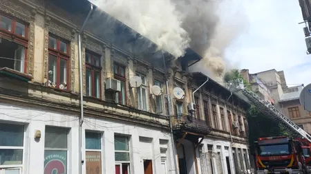 FOTO-VIDEO | Incendiu violent la o casă din centrul Capitalei. Un bărbat imobilizat la pat a fost evacuat