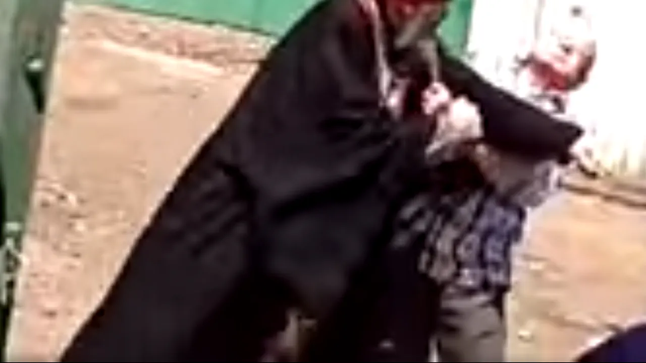 Un preot a luat la bătaie un enoriaș pentru că nu l-a chemat să oficieze o slujbă de înmormântare - VIDEO