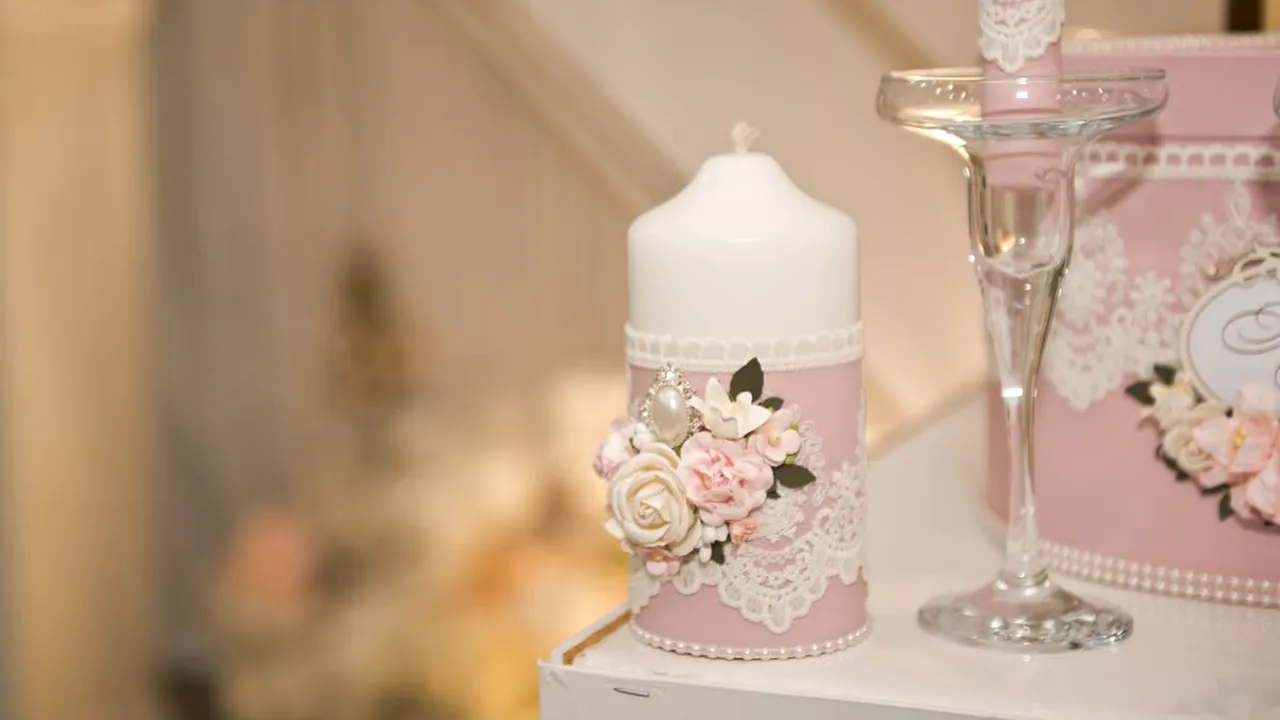 Tendințe noi în alegerea unei lumânări de botez pentru ceremonii restrânse