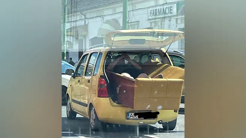 O fotografie cu o mașină care transportă o canapea în care stă așezat pe spate un bărbat a devenit VIRALĂ. Întâmplarea inedită a avut loc la Arad