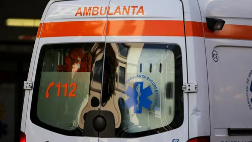 Ambulanţă care mergea către o pacientă cu simptome COVID, rămasă blocată în noroi într-un sat din Vaslui