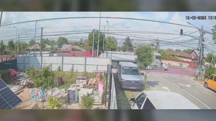 Chitila accident grav după ce un TIR ar fi trecut pe culoarea roșie a semaforului și a izbit un autoturism. Șoferul a ajuns la spital