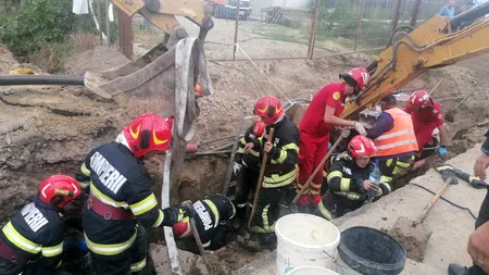 Tragedie la Galați. Un muncitor a MURIT, alți doi au fost îngropați sub un mal de pământ care s-a surpat peste ei