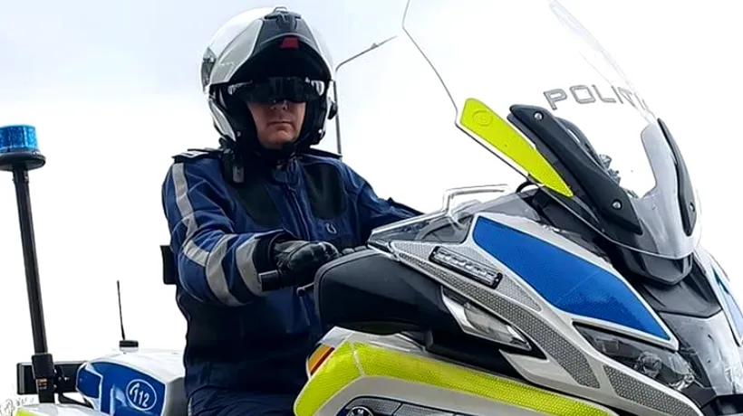 Polițistul care a lăsat-o pe Diana Șoșoacă să se urce pe motocicleta lui a fost dat AFARĂ din sistem. Explicațiile IGPR