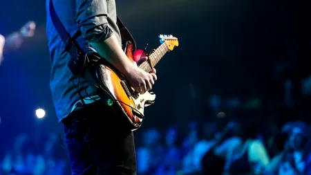 8 ȘTIRI DE LA ORA 8. Mii de cazuri de COVID-19, după un concert la care au participat 50.000 de oameni