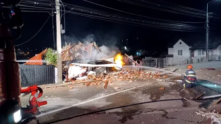 EXPLOZIE urmată de incendiu, într-o casă din Dej. Un bărbat de 50 de ani a fost găsit mort sub dărâmături