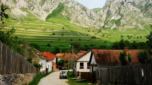 Un sat din România este considerat unic în lume. Localitatea cu un patrimoniu arhitectural extraordinar