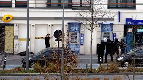 Nouă luare de ostatici lângă Paris, într-un oficiu poștal. Agresorul înarmat cu un Kalașnikov a fost arestat. UPDATE