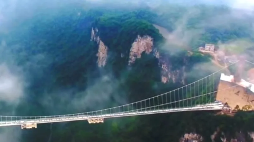 Cum arată cel mai lung pod de sticla din lume