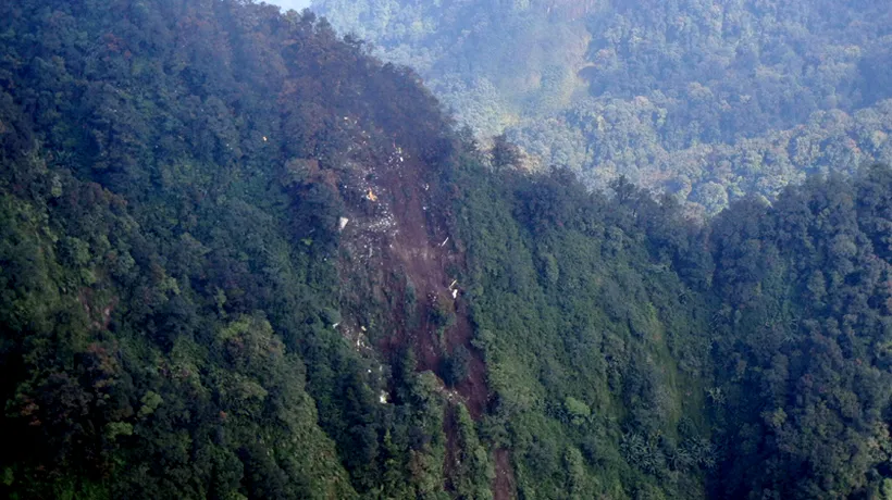 Avionul rusesc dispărut de pe radar în Indonezia s-a prăbușit după ce a lovit coasta unui vulcan