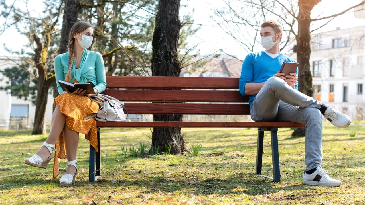 RECOMANDARE. Sfatul unui specialist britanic pentru limitarea răspândirii COVID-19: Vorbiți mai încet