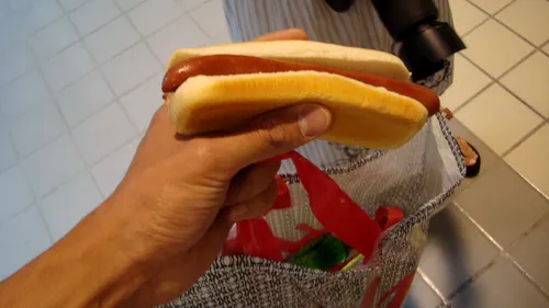 Câte minute pierzi din viață dacă mănânci un hotdog