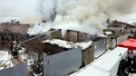 Un incendiu puternic are loc sâmbătă pe o stradă din București, unde ard mai multe case. Zeci de pompieri sunt la fața locului