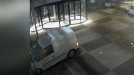 O camionetă a intrat în fațada clădirii cotidianului De Telegraaf din Olanda
