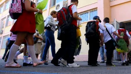 Profesorul acuzat că fotografia eleve în toaletă a mărturisit tot ce a făcut