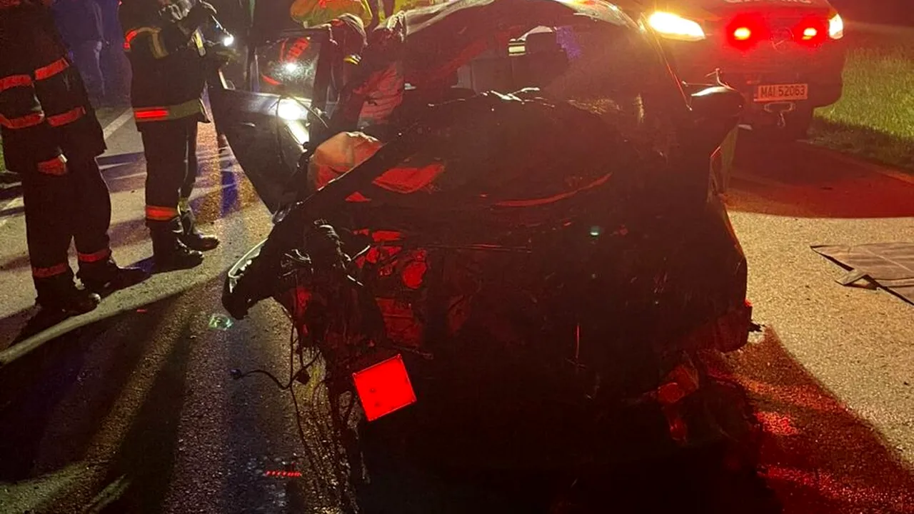 Viteza la volan face din nou victime! Un tânăr de numai 23 de ani a murit prins între fiarele contorsionate ale mașinii pe un drum din Prahova