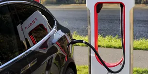 Un român a fost prins în timp ce FURA curent de la primăria unei comune din Italia. Își încărca mașina electrică Tesla