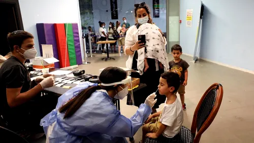 Israel scade vârsta de eligibilitate pentru a treia doză de vaccin COVID-19 la 12 ani