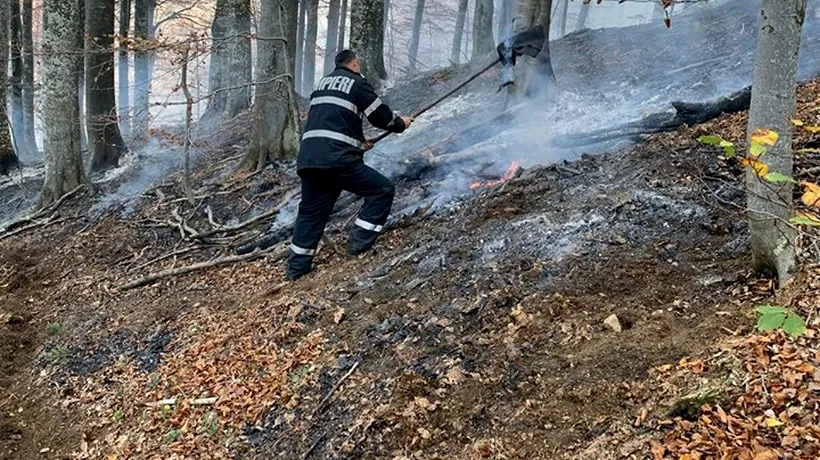 Zeci de pompieri și elicopterul Bambi Bucket intervin în cazul unor incendii de pădure din Caraș-Severin - FOTO / VIDEO 