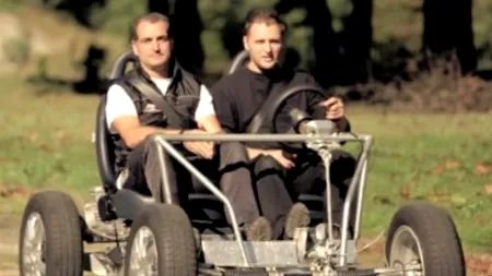 Mașina ideală pentru pasionații de Lego. Este livrată în bucăți, iar asamblarea durează o oră. VIDEO