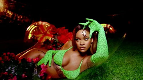 Rihanna DEMOLEAZĂ prejudecățile din modă cu o colecție de lenjerie intimă. DOUĂ GRAVIDE au defilat pe podium