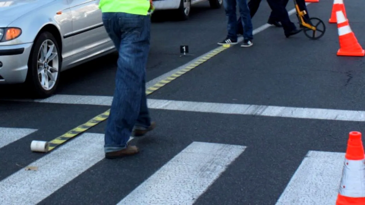 Fetiță de șase ani, spulberată de o mașină, în Sălaj, după ce a încercat să traverseze neregulamentar strada