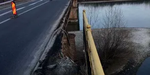 Podul dintre județele Olt și Vâlcea se ÎNCHIDE, pentru ca nu mai prezintă siguranță. Rutele ocolitoare, mai lungi cu zeci de kilometri