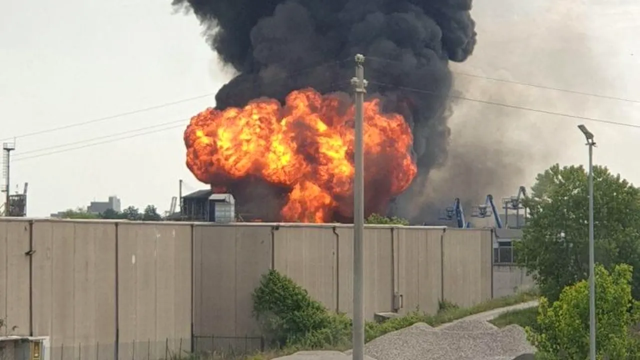 ALERTĂ. Incendiu puternic la o uzină de lângă Veneția. Localnicii, sfătuiți să rămână în case. VIDEO