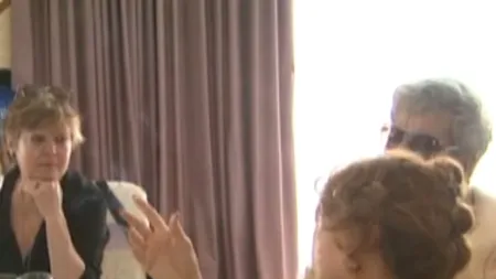 Anca Pandrea a apărut la evenimentul Paștele Actorilor cu poza lui Iurie Darie lipită la reverul hainei
