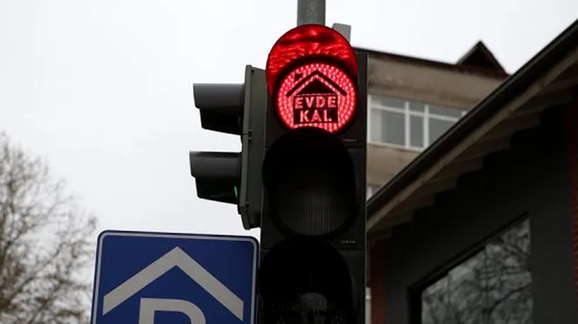 CORONAVIRUS. Mesaje virale pe semafoarele din oraș. „Rămâneți acasă” pe lumina roșie și „mergeți acasă” pe cea verde