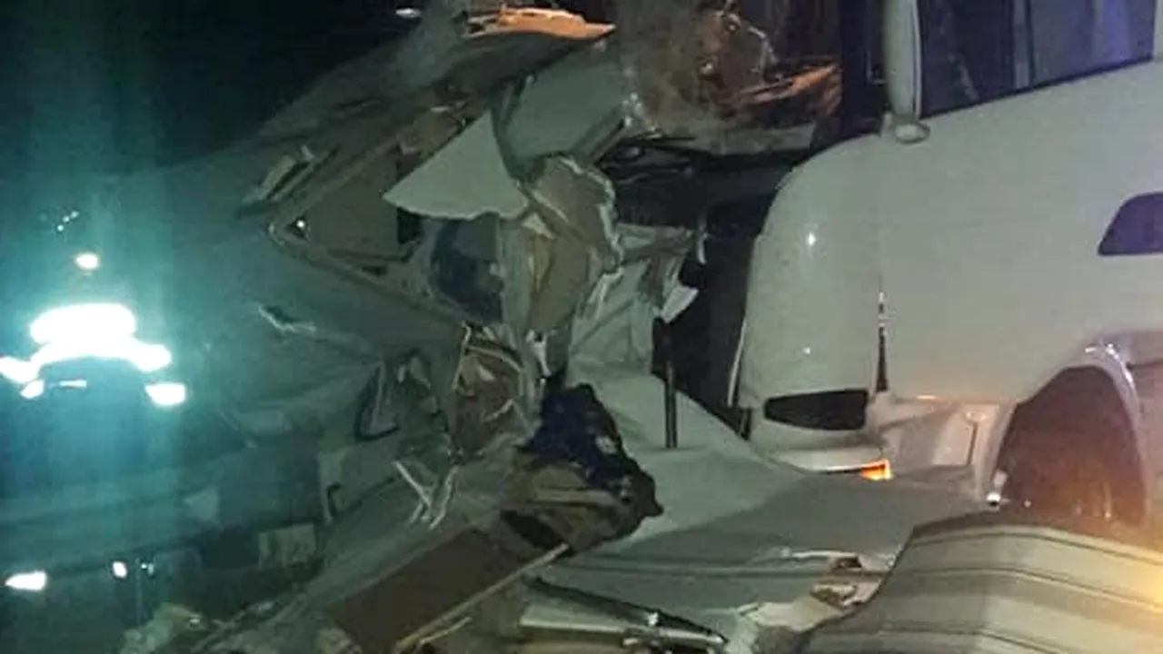 Accident înfiorător pe autostrada A1 Lugoj-Deva. Un TIR a spulberat doi bărbați care erau opriți pe banda de urgență pentru a repara o mașină