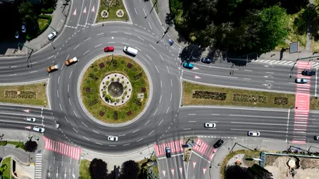 Codul Rutier 2025 | Ce se întâmplă dacă întorci în sensul giratoriu. Regula de aur pe care șoferii trebuie să o respecte