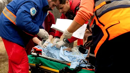 Un copil de doi ani a scăpat cu viață după ce a căzut de la etajul 4 al unui bloc din Pitești. Unde erau părinții