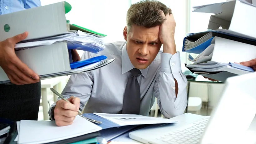 Angajații români suferă de oboseală excesivă, migrene și insomnii. Trei sferturi dintre ei sunt stresați și suprasolicitați la job