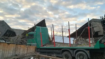 GÂNDUL LIVE. Imagini dramatice în Neamț! Un TIR a intrat într-o casă, unde o fată de 16 ani a fost prinsă sub dărâmături!