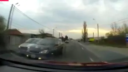 Depășire la limită surprinsă de camera de bord. Un șofer grăbit face o manevră riscantă pe linia continuă - VIDEO