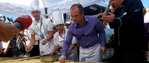 No, asta e!. Bucătarii Primăriei Cluj și primarul Emil Boc au pregătit o mămăligă cu brânză și jumări de 400 de kilograme