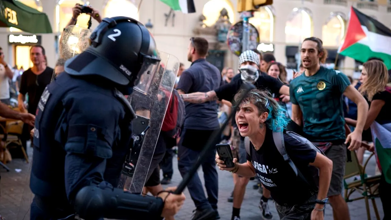 VIOLENȚE la Barcelona, în timpul unui protest pro-Palestina. Opt persoane au fost arestate, iar 20 de polițiști au fost răniți