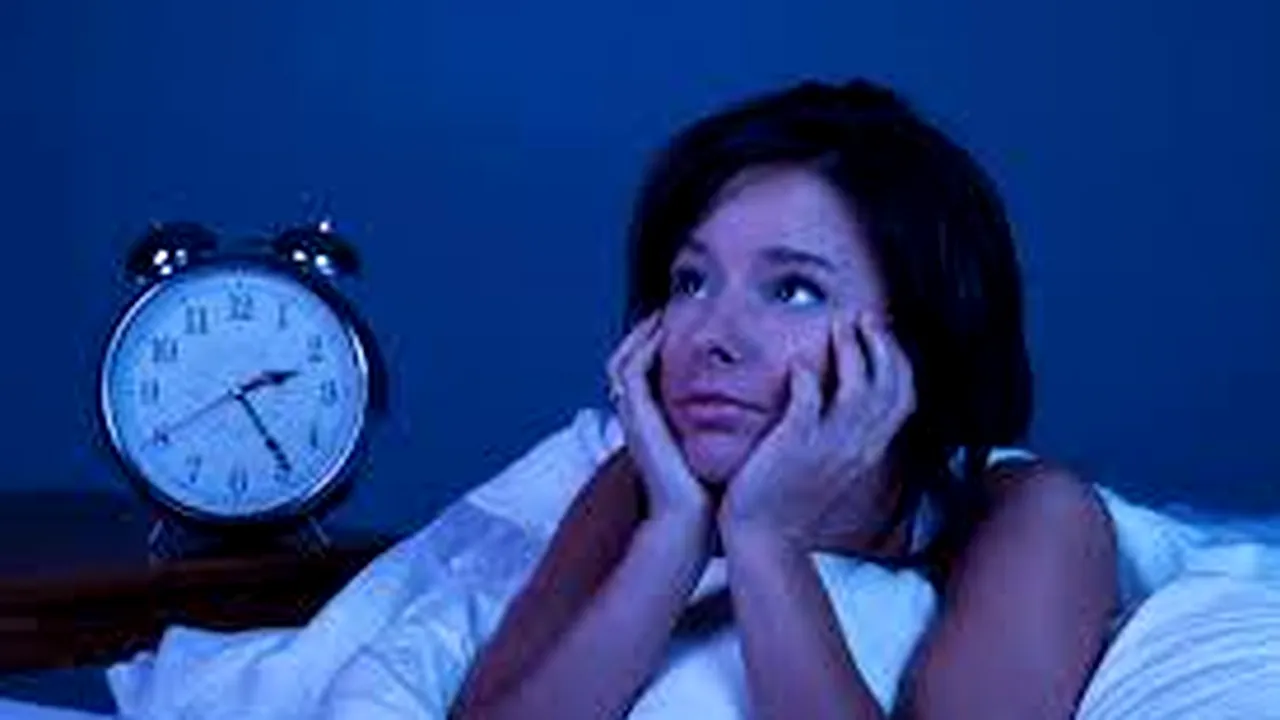 Ți-e somn, dar nu poți să adormi? Un obicei frecvent este vinovatul