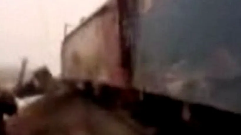 Tren deraiat în Fetești, după ce s-a lovit cu un camion. Un mort și doi răniți. PRIMELE IMAGINI
