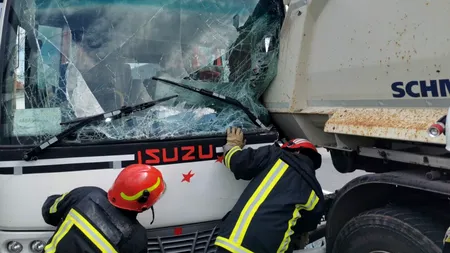 Un autocar cu 17 copii s-a ciocnit cu o basculantă, în Beclean, județul Brașov. O mamă și fiul său au avut nevoie de îngrijiri medicale