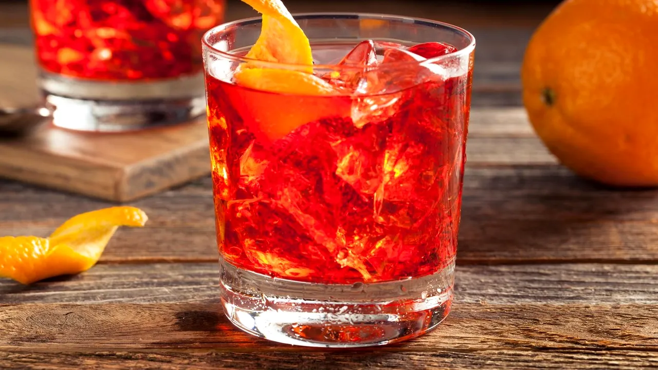 Clientul unui bar deschis recent, în stare de ȘOC după ce a primit nota de plată pentru două cocktailuri Negroni: „Logic, am cerut explicaţii”