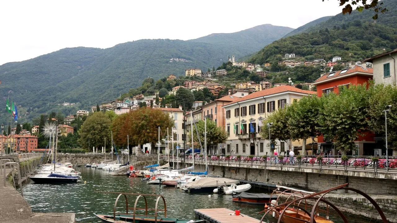 Cât costă o STICLUȚĂ cu AER, de la cea mai exclusivistă destinație din Italia. Suvenirul este foarte căutat de turiști