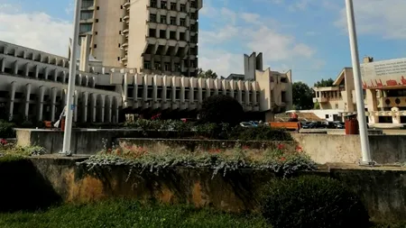 O tânără, aflată în vizită la mama sa, a căzut de la etajul 11 al Palatului Administrativ din Satu Mare. A decedat din cauza hemoragiei interne masive