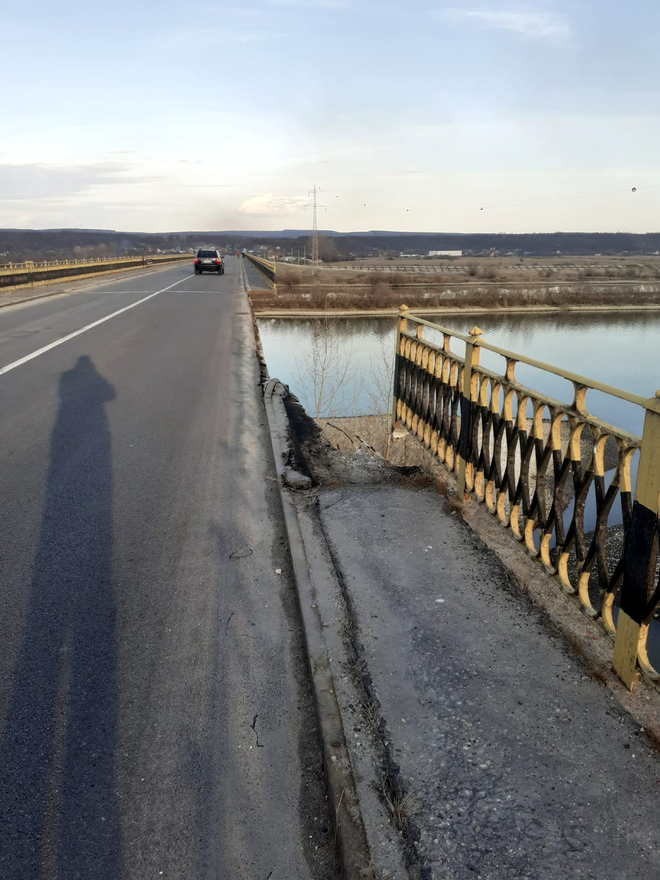 FOTO | Traficul rutier este restricţionat între judeţele Olt şi Vâlcea, în zona podului de pe râul Olt, după ce pasarela pietonală s-a prăbușit