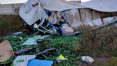 FOTO - VIDEO | Șoferul unui camion a murit după ce a pierdut controlul asupra volanului și a pătruns pe contrasens pe autostradă / Alte două mașini au fost avariate