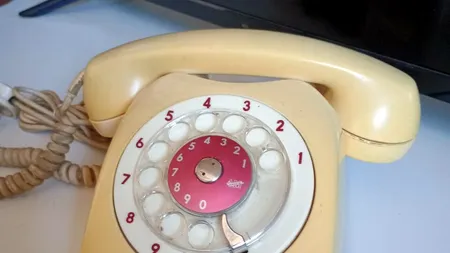 Prețul cu care se vinde un telefon retro cu rotiță. Cât poți lua pe el dacă îl ai prin casă