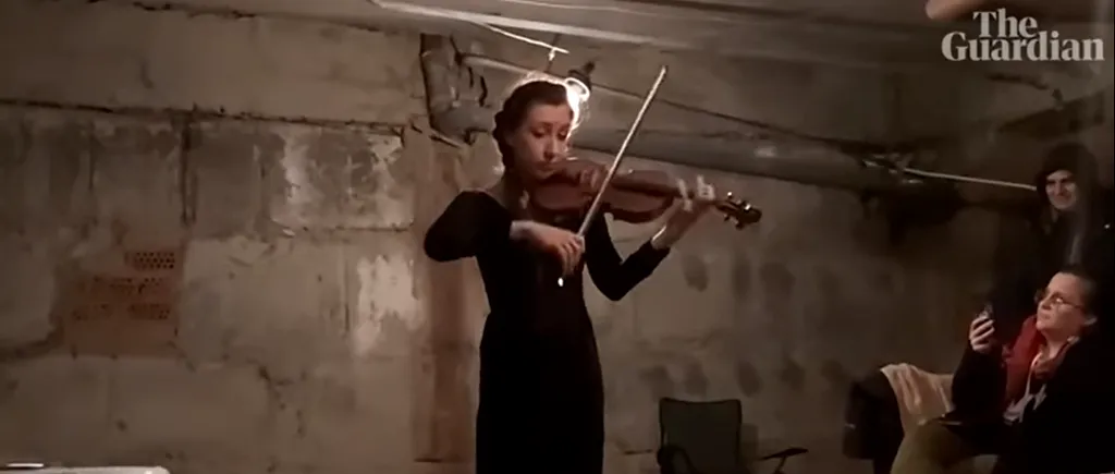 Moment emoționant la Harkov: O violonistă a cântat pentru oamenii dintr-un adăpost antiaerian. „Am devenit o familie” | VIDEO