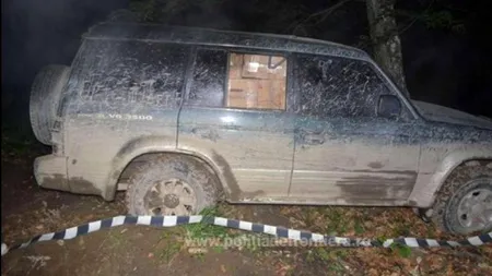 Polițiștii de frontieră suceveni au descoperit un transport de țigări de contrabandă într-un jeep abandonat în pădure FOTO