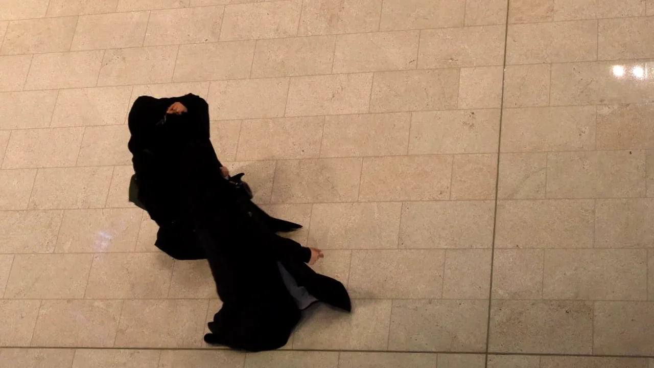 I-au smuls hijabul și au umilit-o în public, pe o stradă aglomerată din Londra: „Este șocată